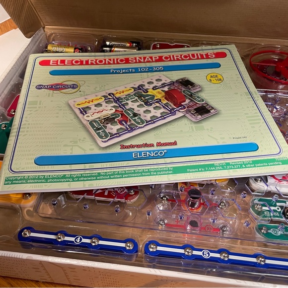 Elenco Electronic Snap Circuits Kit 300 Projects Large Kit - Picture 6 of 8